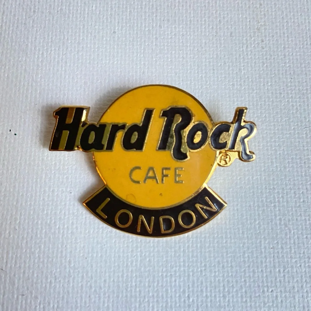 Hard Rock Cafe London England UK collectible pin goldtone metal in black yellow